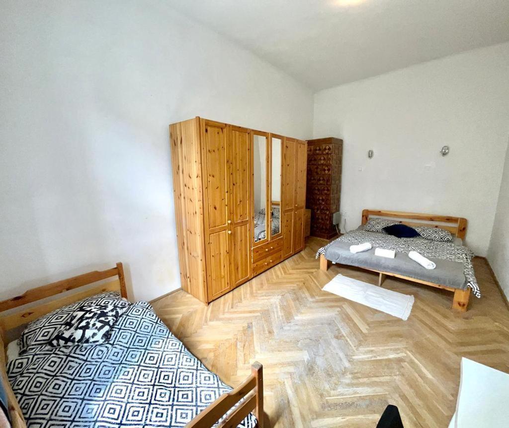 Nice Bedroom Near The Bus And Train Station Krasków Eksteriør bilde