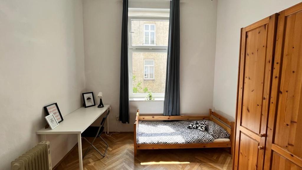 Nice Bedroom Near The Bus And Train Station Krasków Eksteriør bilde