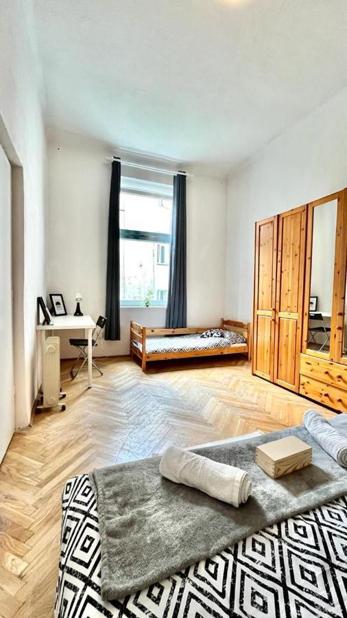 Nice Bedroom Near The Bus And Train Station Krasków Eksteriør bilde
